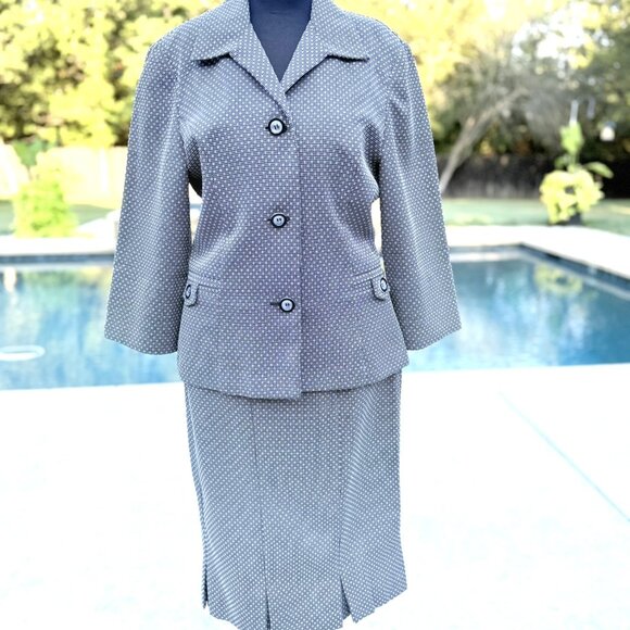 Very Pretty Black and White Patterned Sweet Suit with pleated skirt hem - Picture 1 of 5